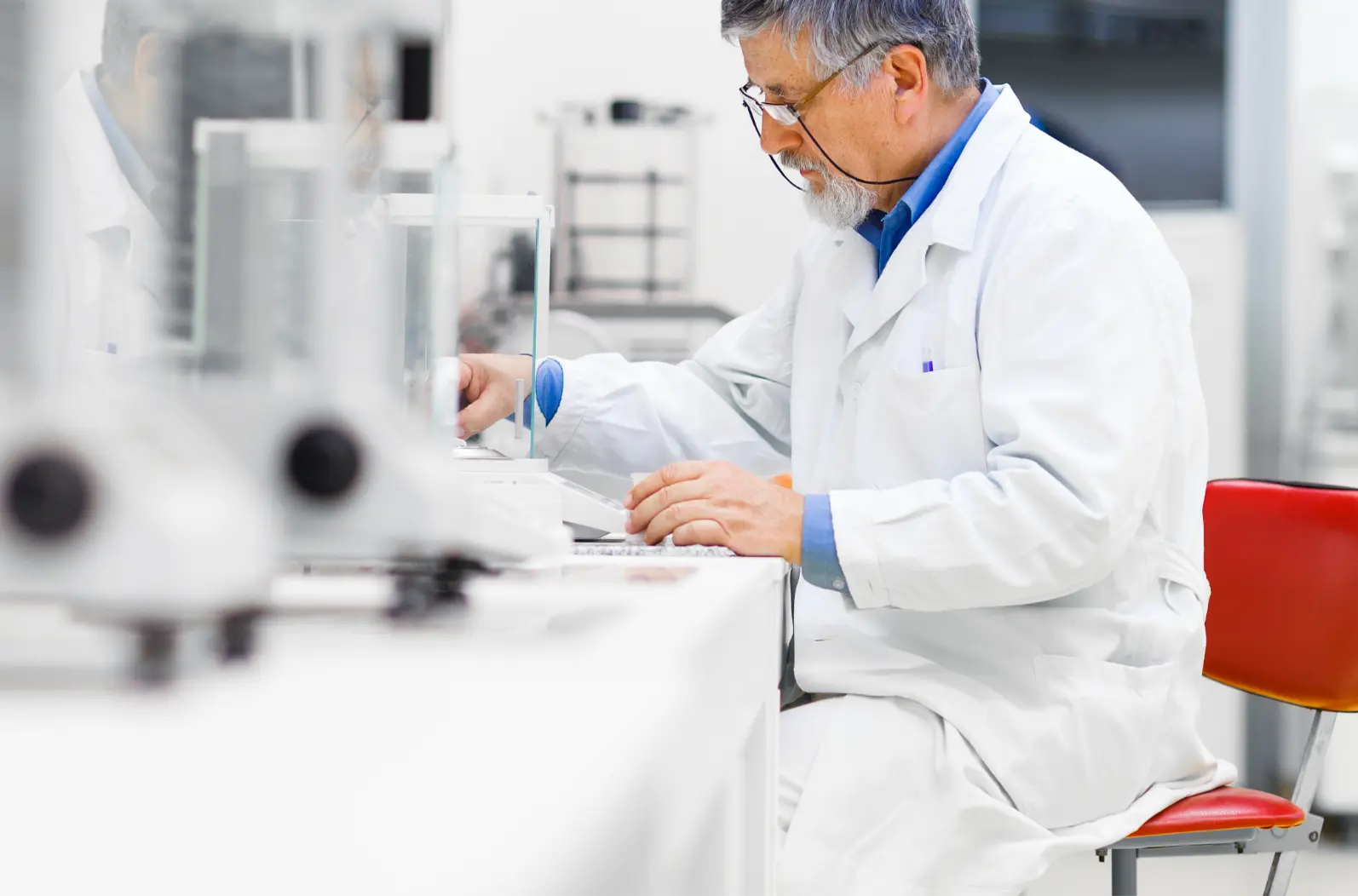 Develop and Manufacturer block image | Lab tech performing quality assurance